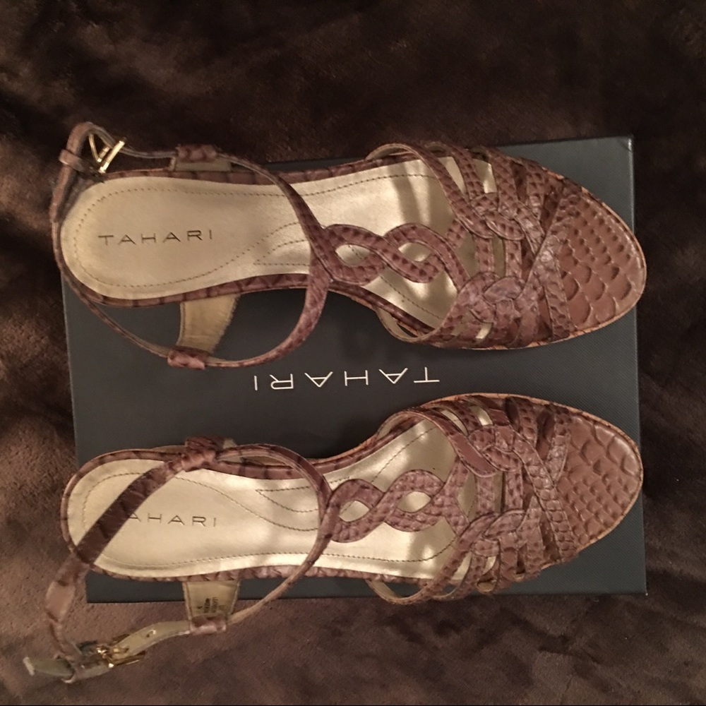 Tahari women’s Wedge Sandals
